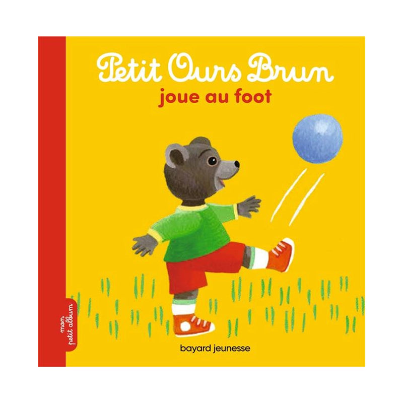 Plays Football - Petit Ours Brun